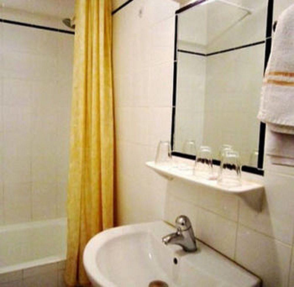 ฮิโปเทล ปารีส วอลแตร์ Hotel ภายนอก รูปภาพ